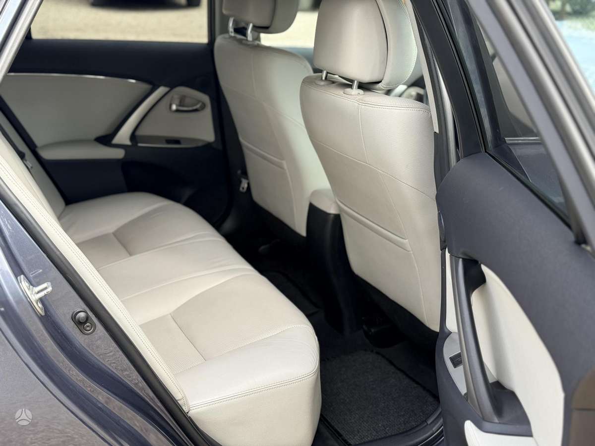 Toyota Avensis 2012 — photo 15