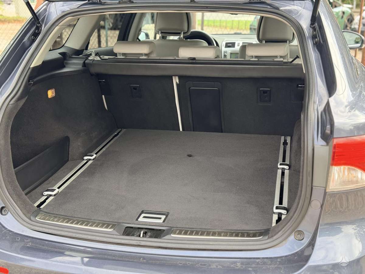 Toyota Avensis 2012 — photo 16