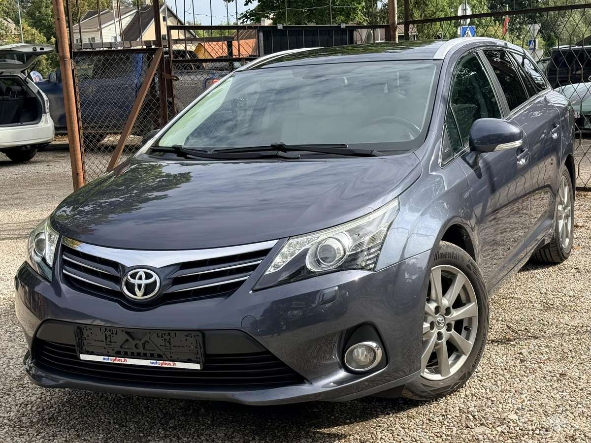 Toyota Avensis 2012 — rear view