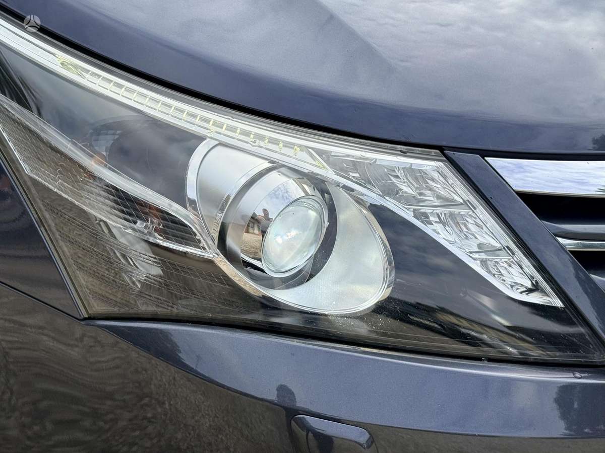 Toyota Avensis 2012 — interior
