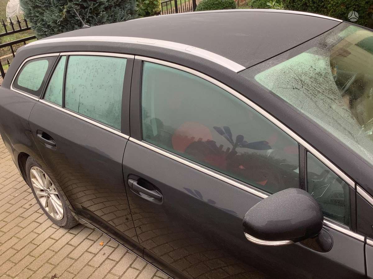 Toyota Avensis 2012 — rear view