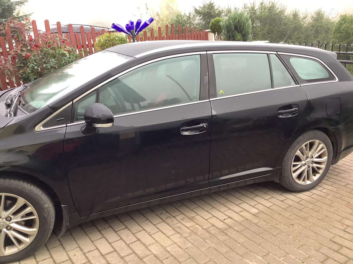Toyota Avensis 2012 — engine 1998 cm³, 124 HP (91kW)