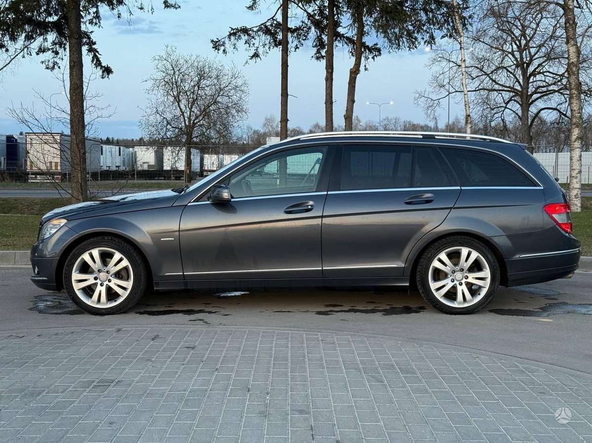 Mercedes-Benz C200 2009 — вигляд ззаду