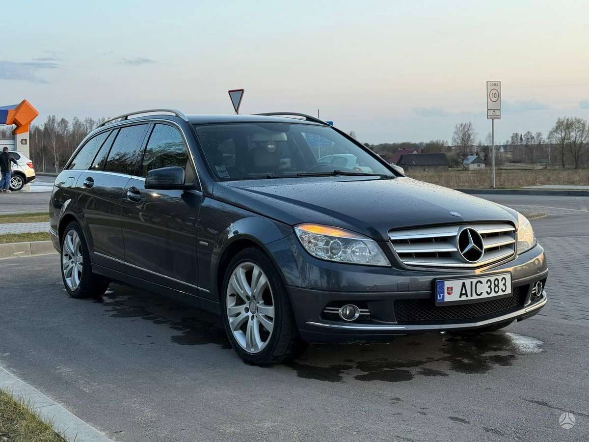 Mercedes-Benz C200 2009 — салон