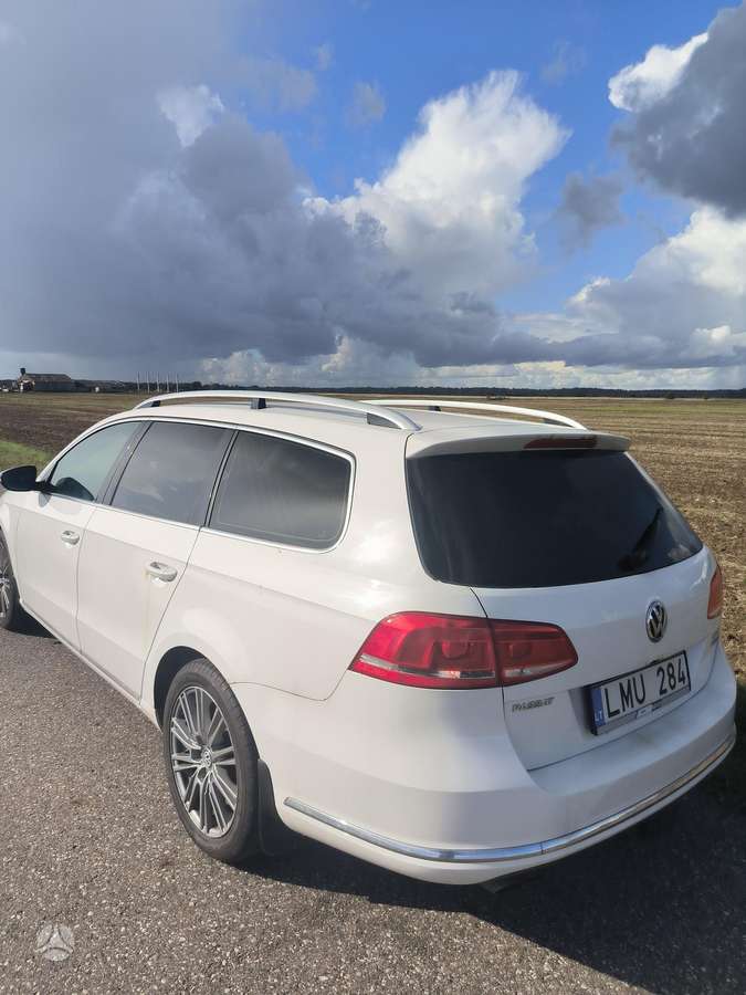 Volkswagen Passat 2011 — rear view