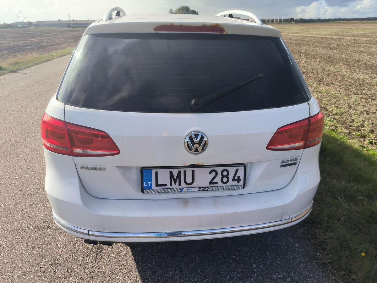 Volkswagen Passat 2011 — interior