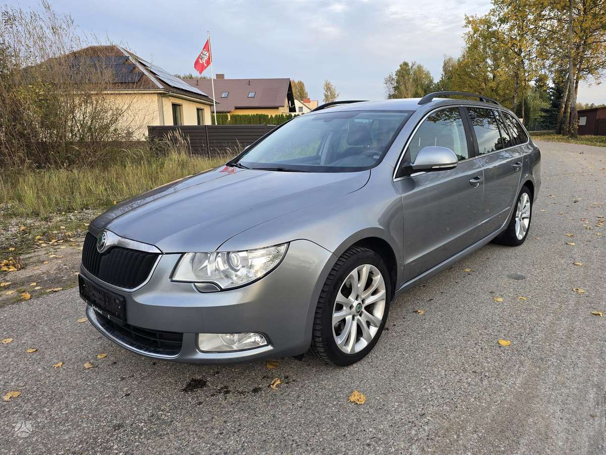Skoda Superb 2013 — вигляд ззаду