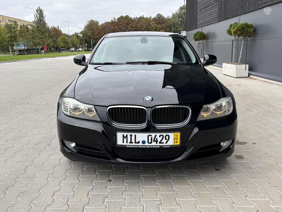BMW 318 2011 — photo 10