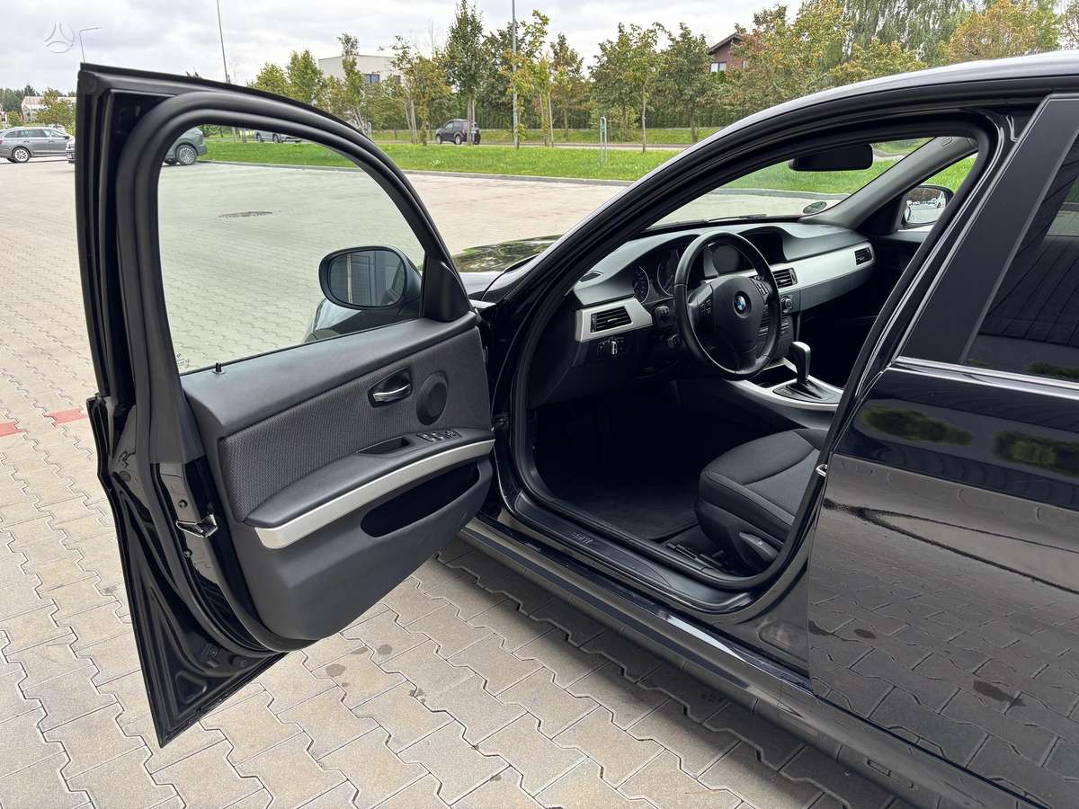 BMW 318 2011 — photo 11