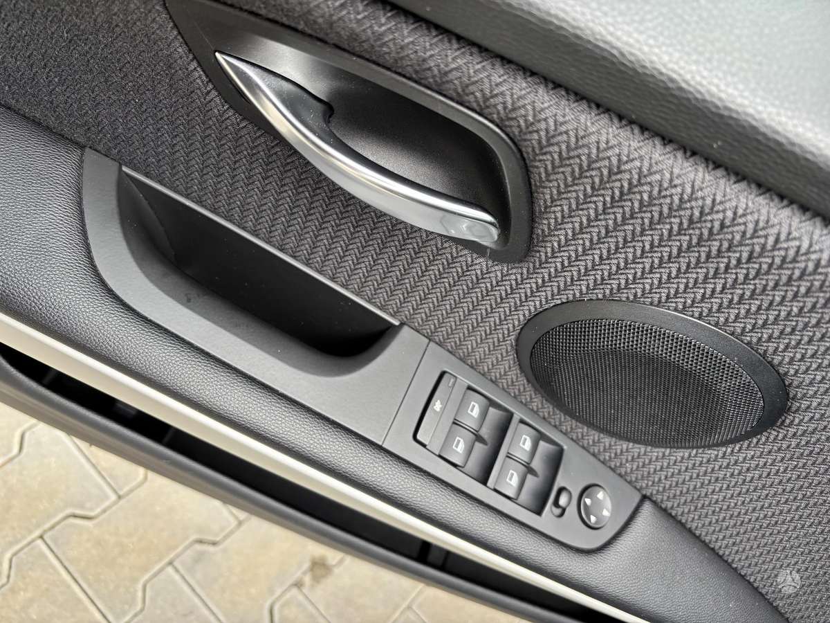 BMW 318 2011 — photo 12