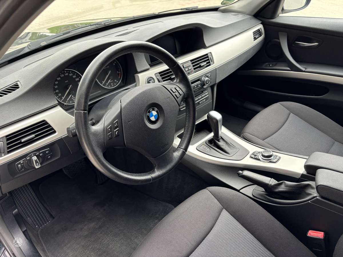 BMW 318 2011 — photo 14