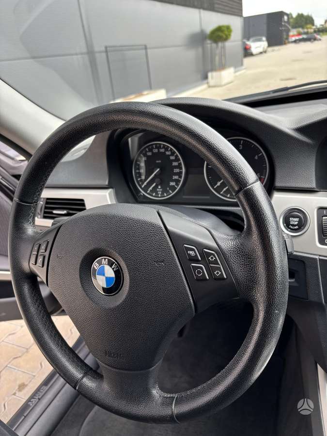 BMW 318 2011 — photo 16