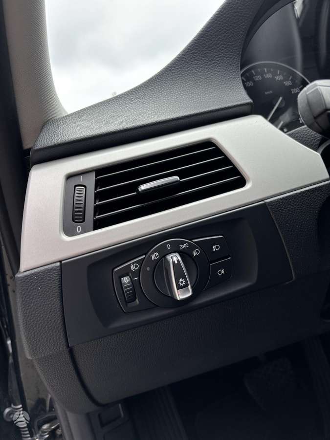 BMW 318 2011 — photo 17