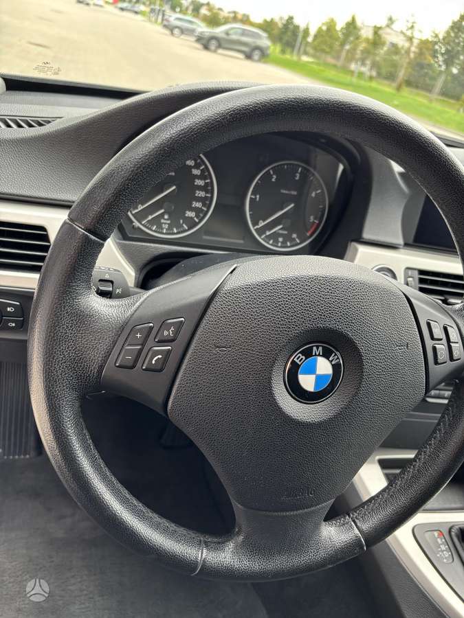 BMW 318 2011 — photo 18