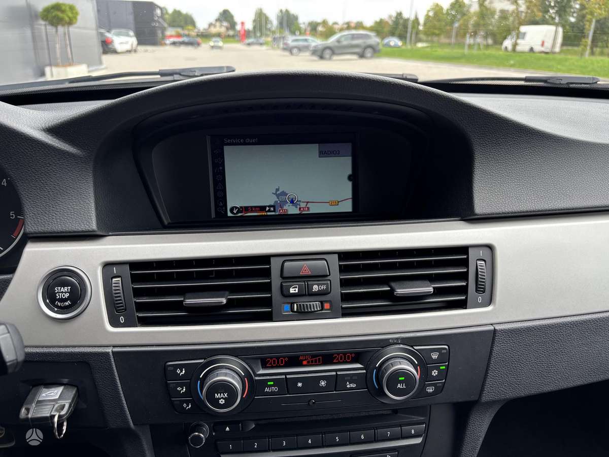 BMW 318 2011 — photo 19