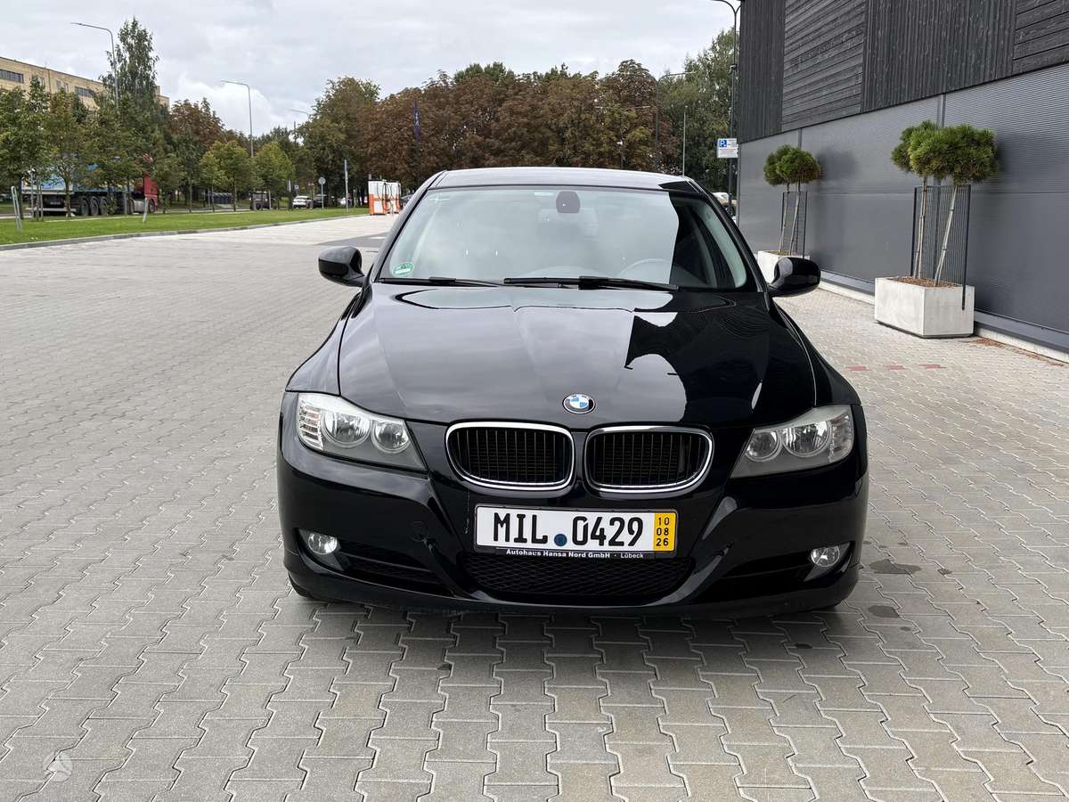 BMW 318 2011 — rear view