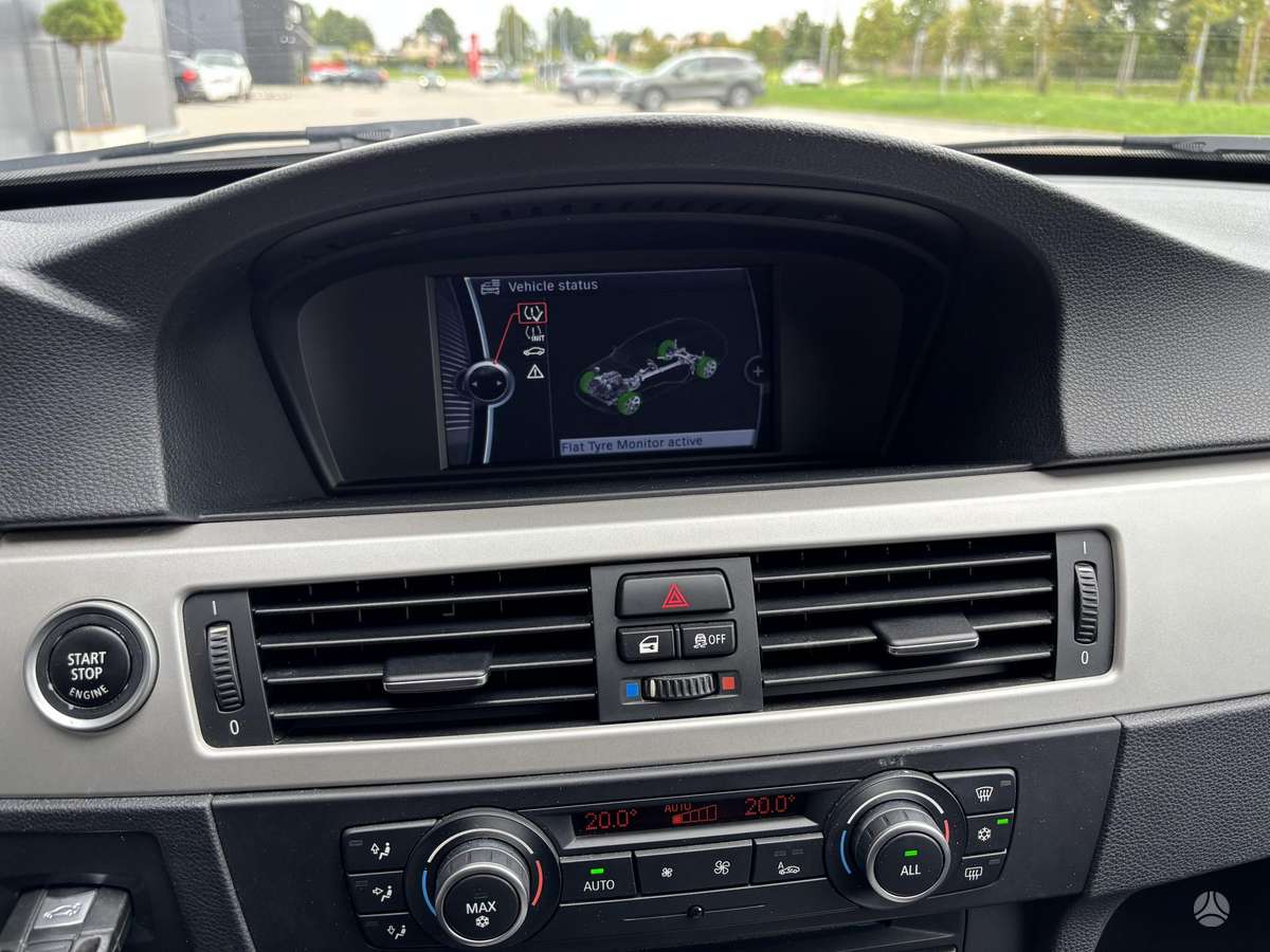 BMW 318 2011 — photo 20