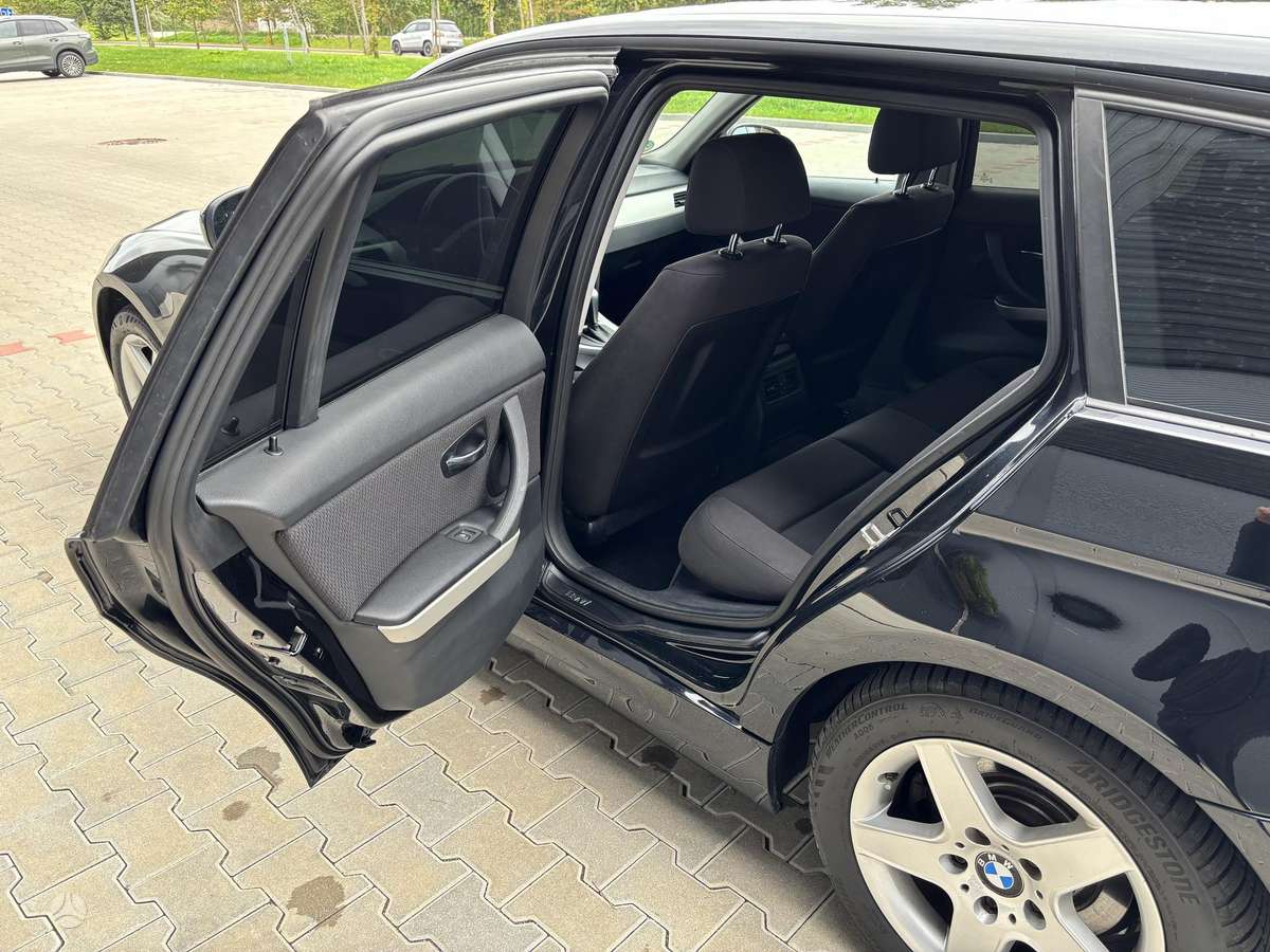 BMW 318 2011 — photo 21