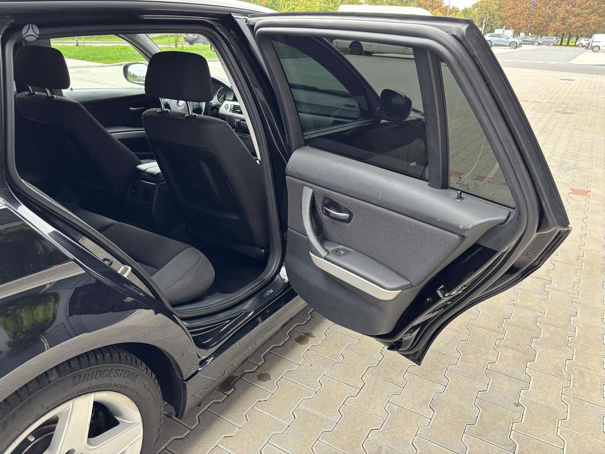 BMW 318 2011 — photo 24