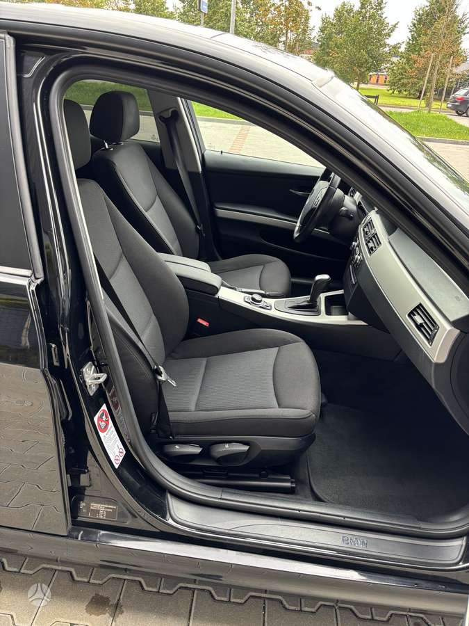 BMW 318 2011 — photo 25