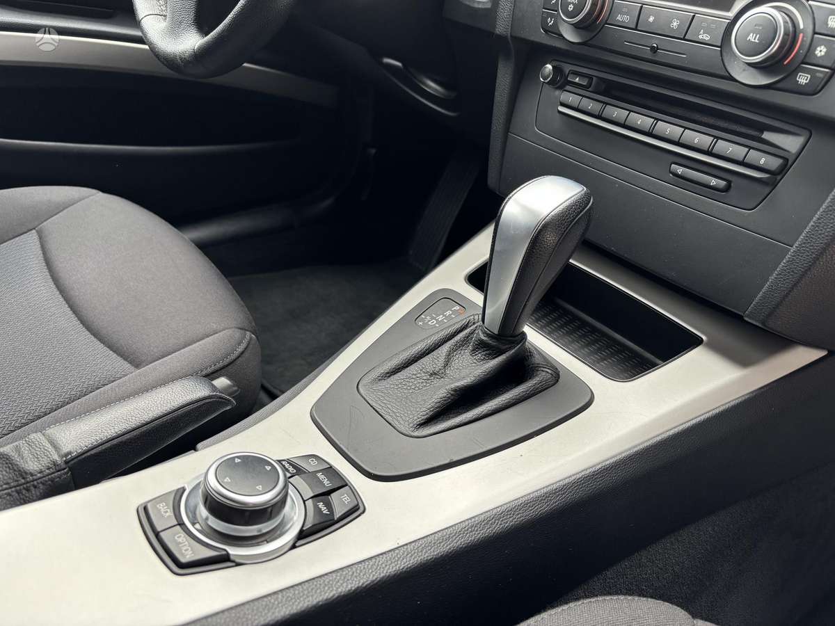 BMW 318 2011 — photo 29
