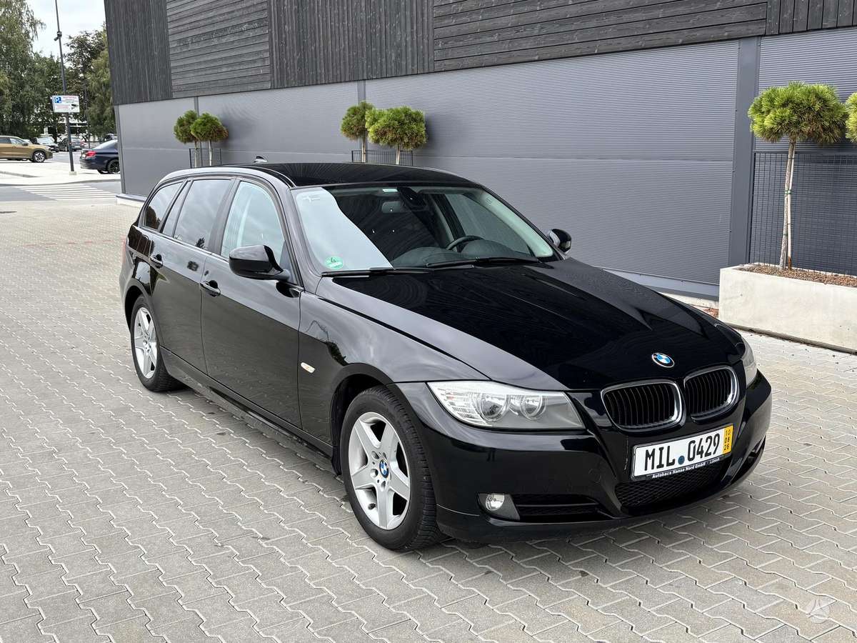 BMW 318 2011 — interior