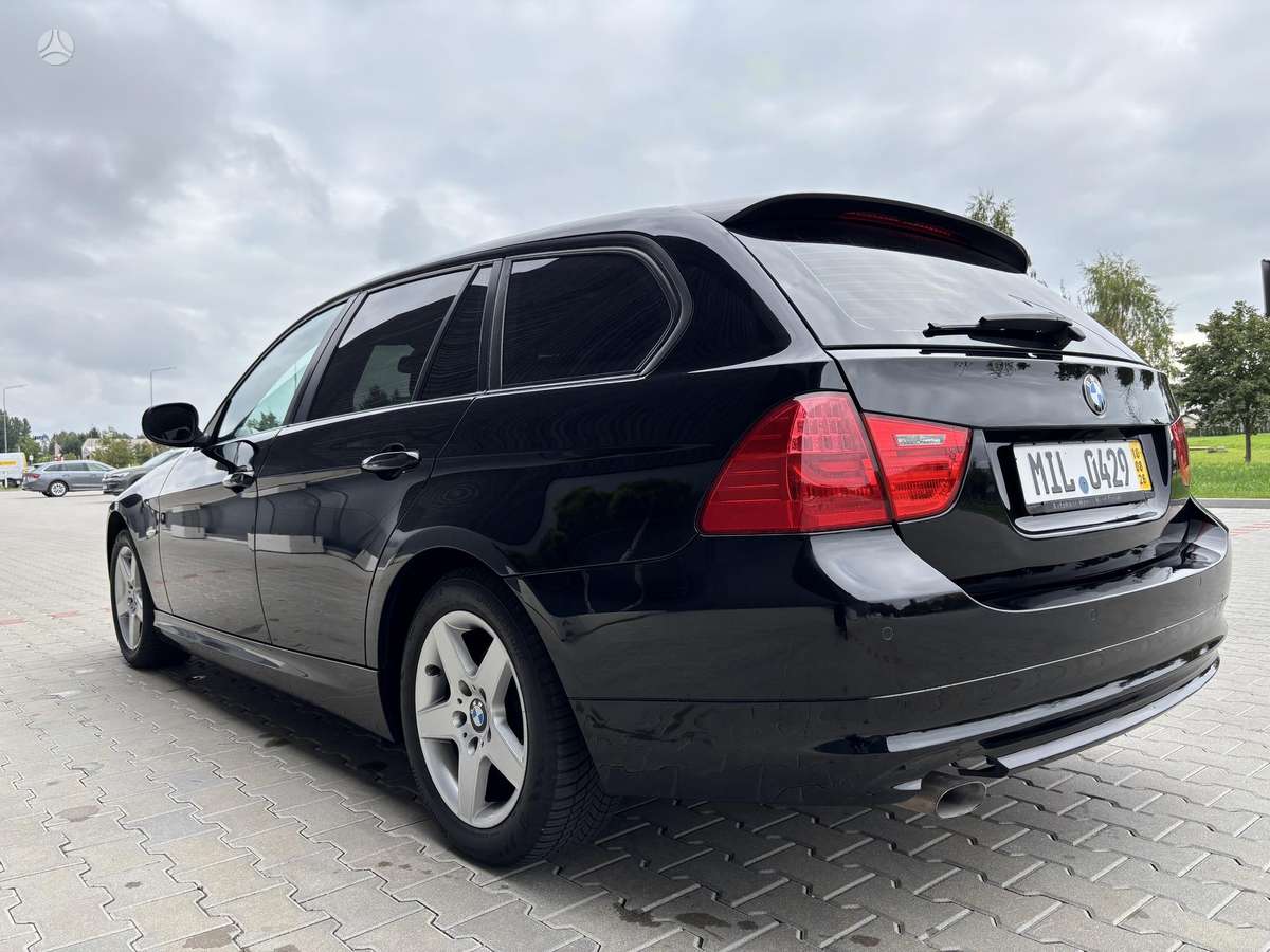 BMW 318 2011 — photo 8