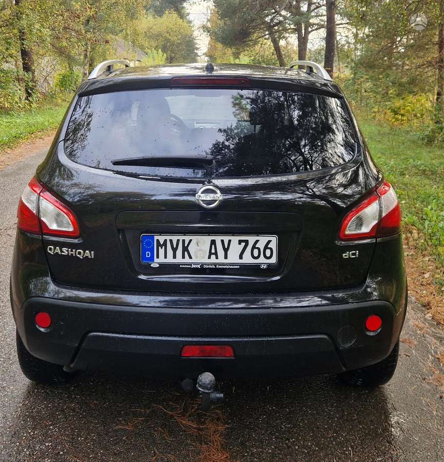 Nissan Qashqai 2012 — rear view