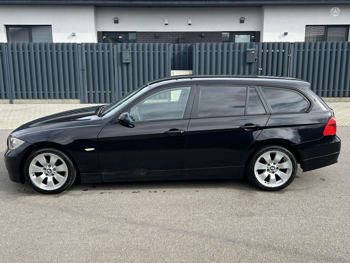 BMW 320 2006 — вигляд ззаду