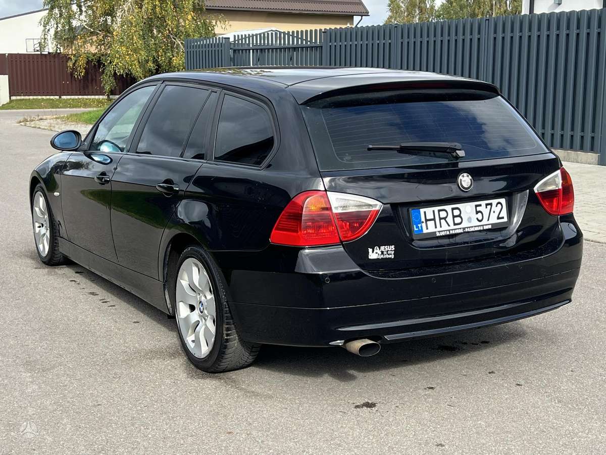 BMW 320 2006 — салон