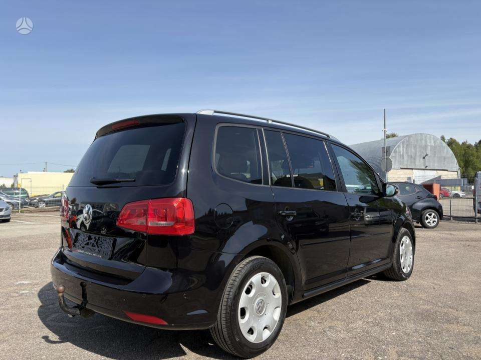 Volkswagen Touran 2010 — interior