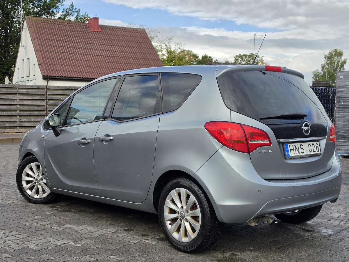 Opel Meriva 2012 — вигляд ззаду