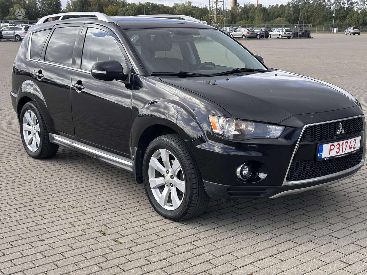 Mitsubishi Outlander 2010 — салон
