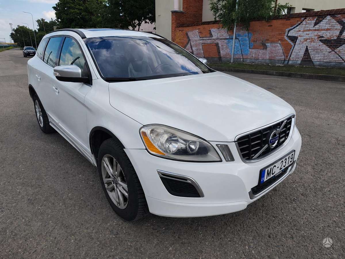 Volvo XC60 2011 — салон