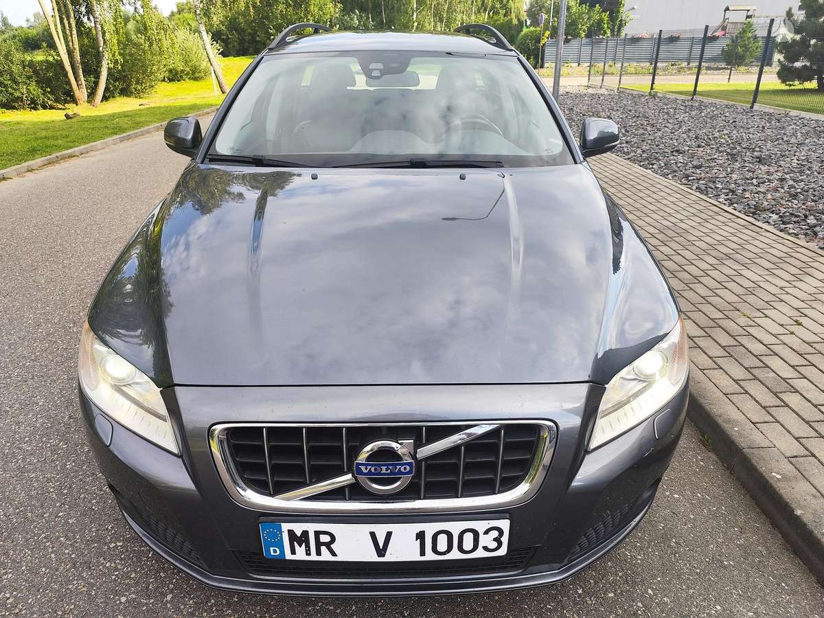 Volvo V70 2012 — rear view