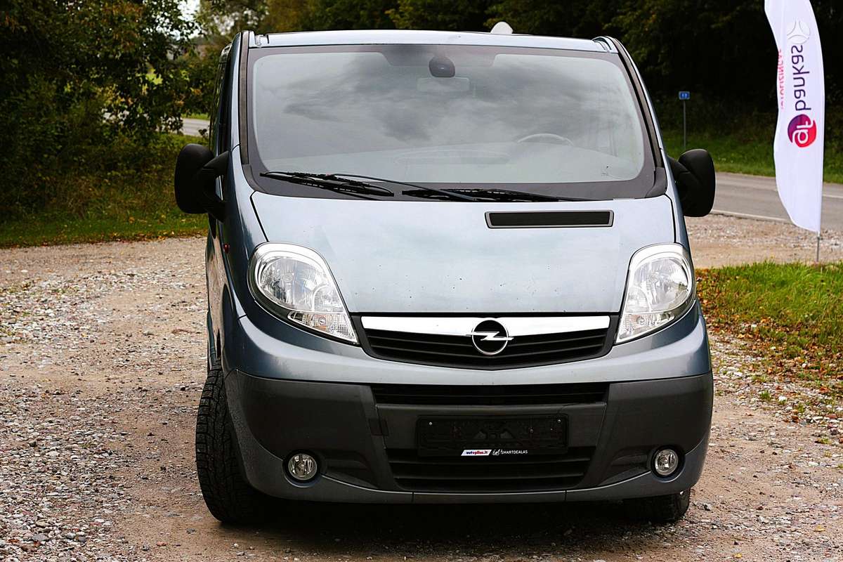 Opel Vivaro 2007 — салон