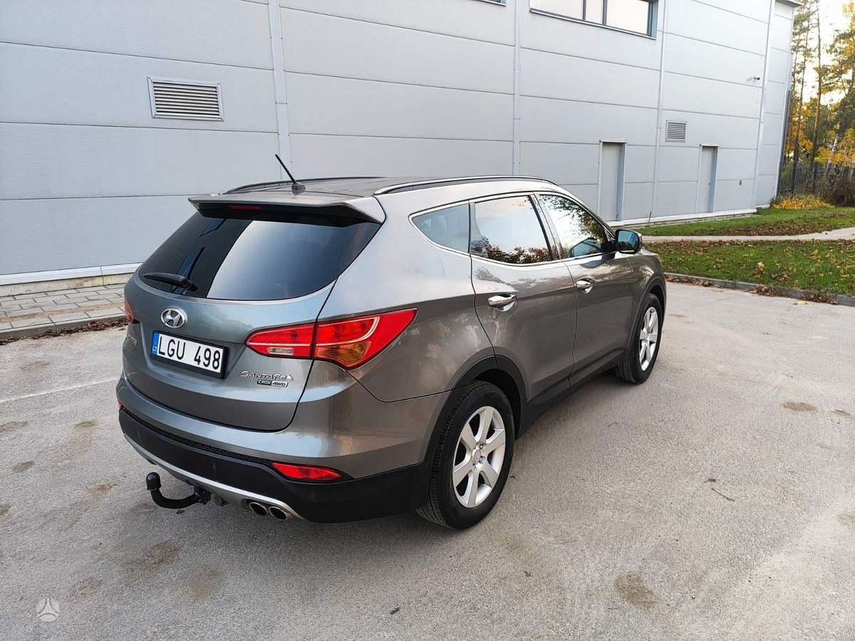Hyundai Santa 2013 — rear view