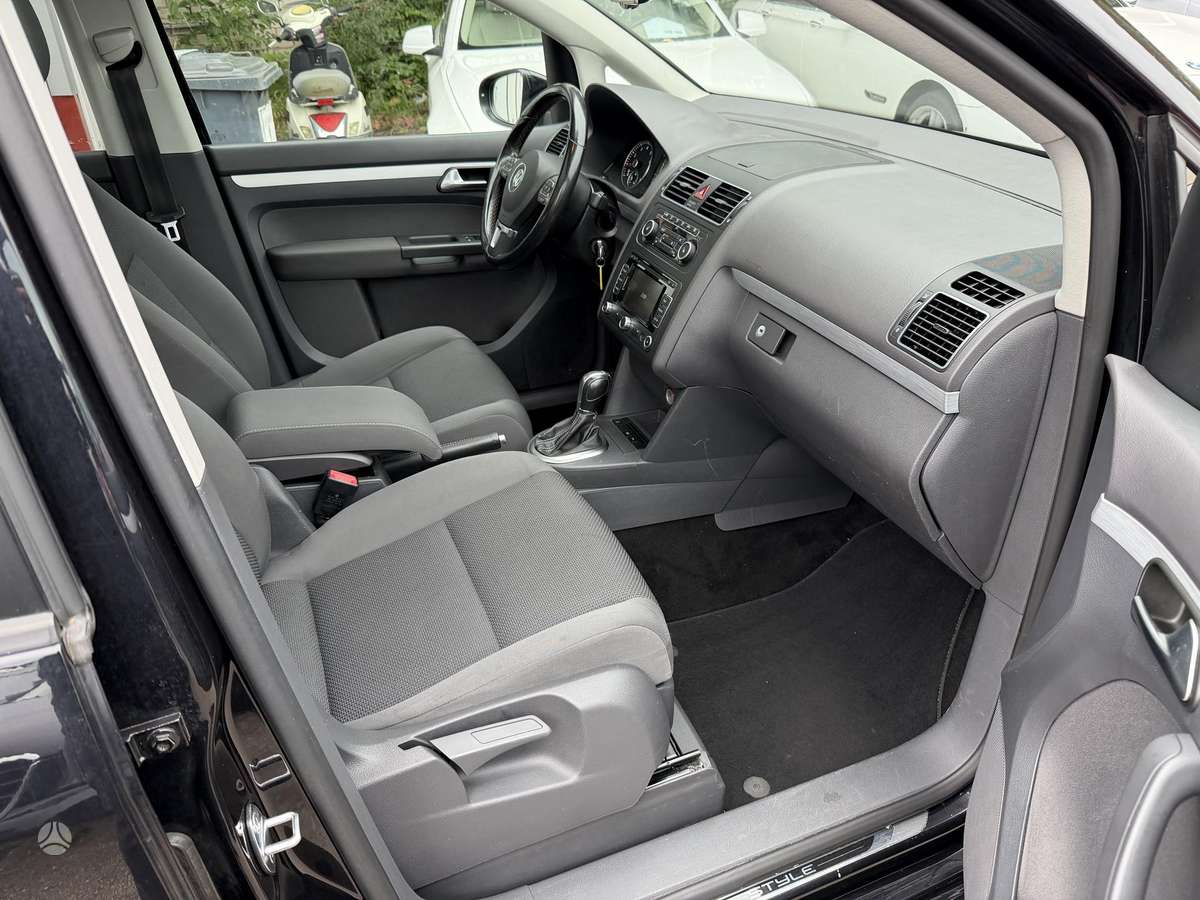 Volkswagen Touran 2012 — photo 18