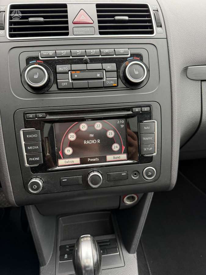 Volkswagen Touran 2012 — photo 23
