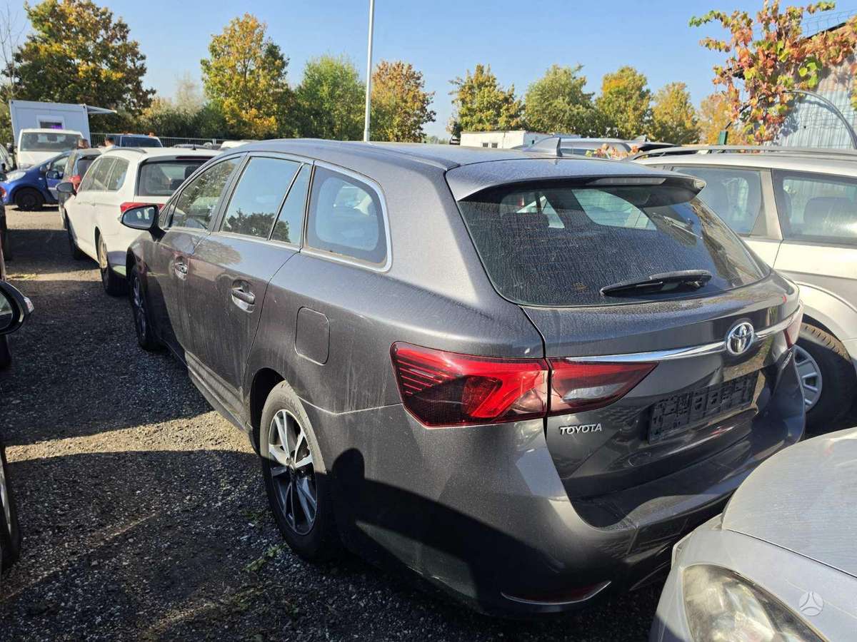 Toyota Avensis 2015 — rear view