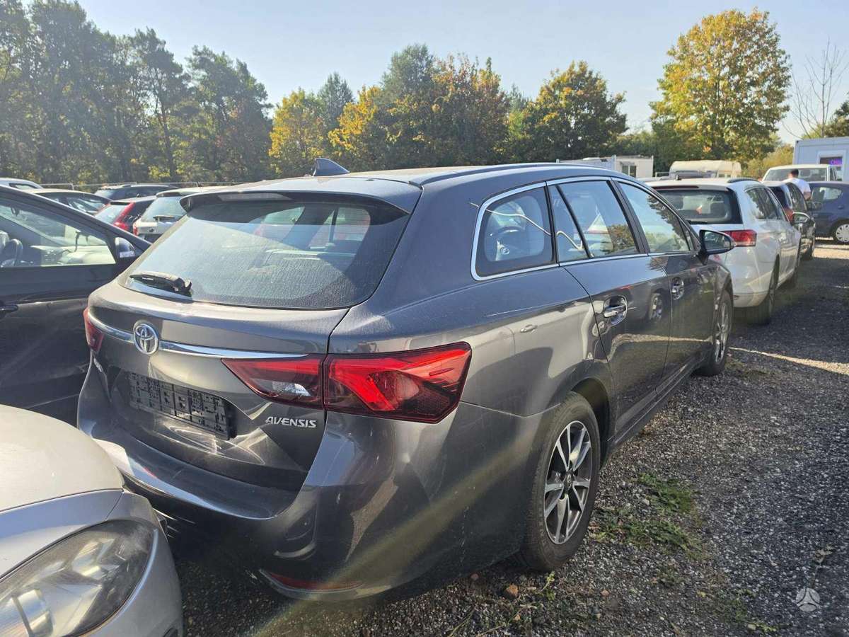 Toyota Avensis 2015 — interior