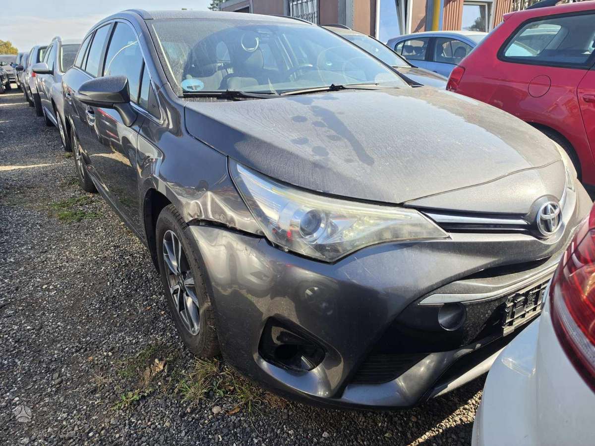 Toyota Avensis 2015 — engine 1600 cm³