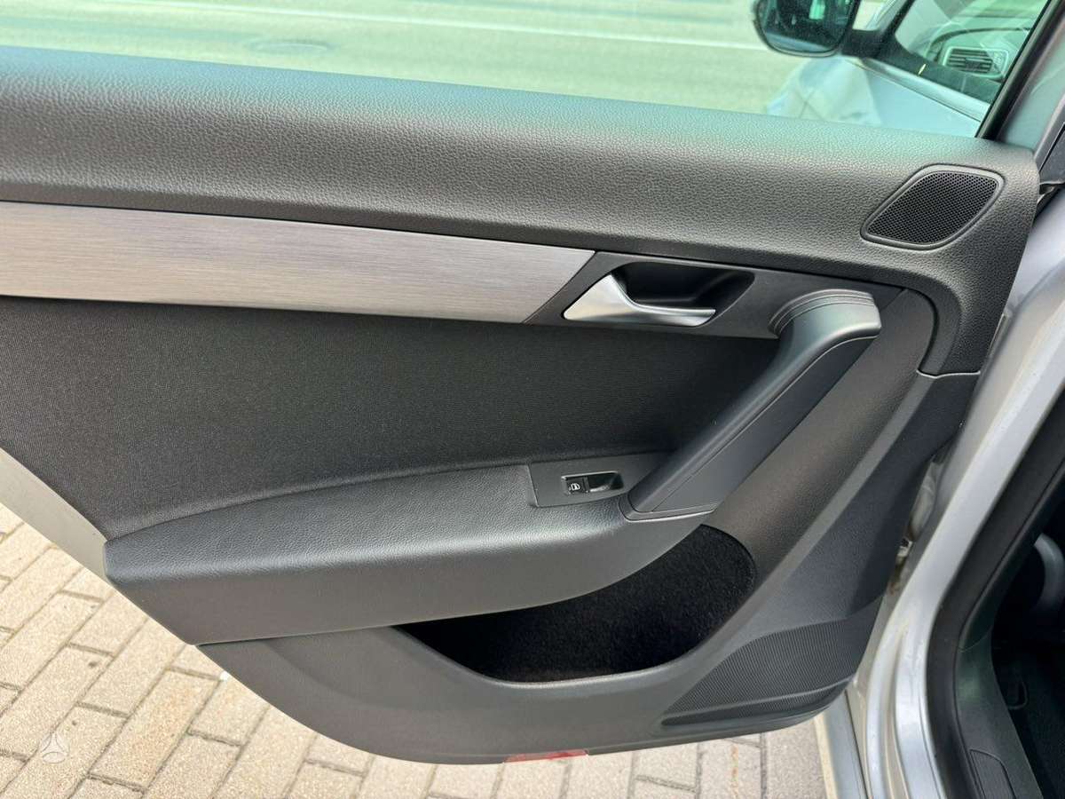 Volkswagen Passat 2012 — photo 17