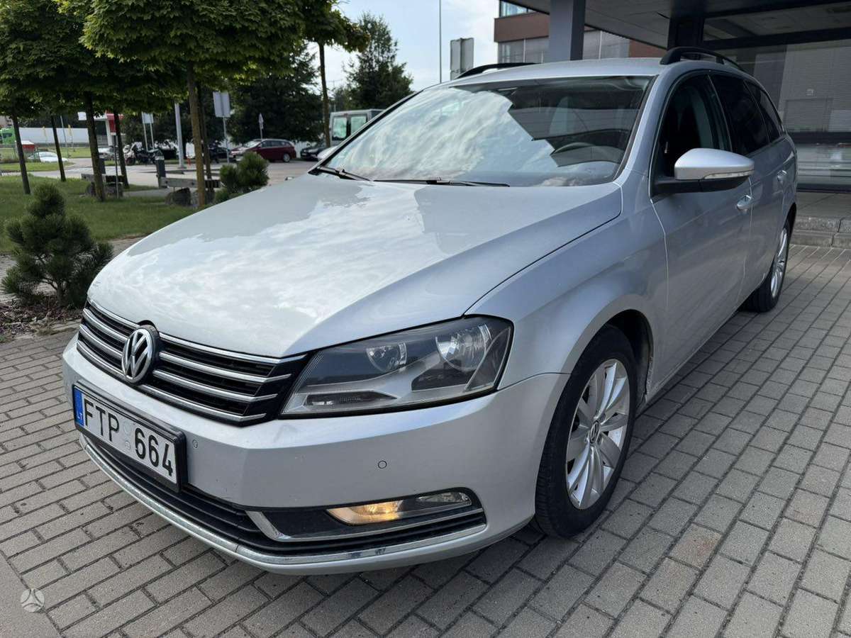 Volkswagen Passat 2012 — rear view