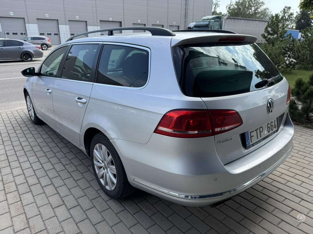 Volkswagen Passat 2012 — interior