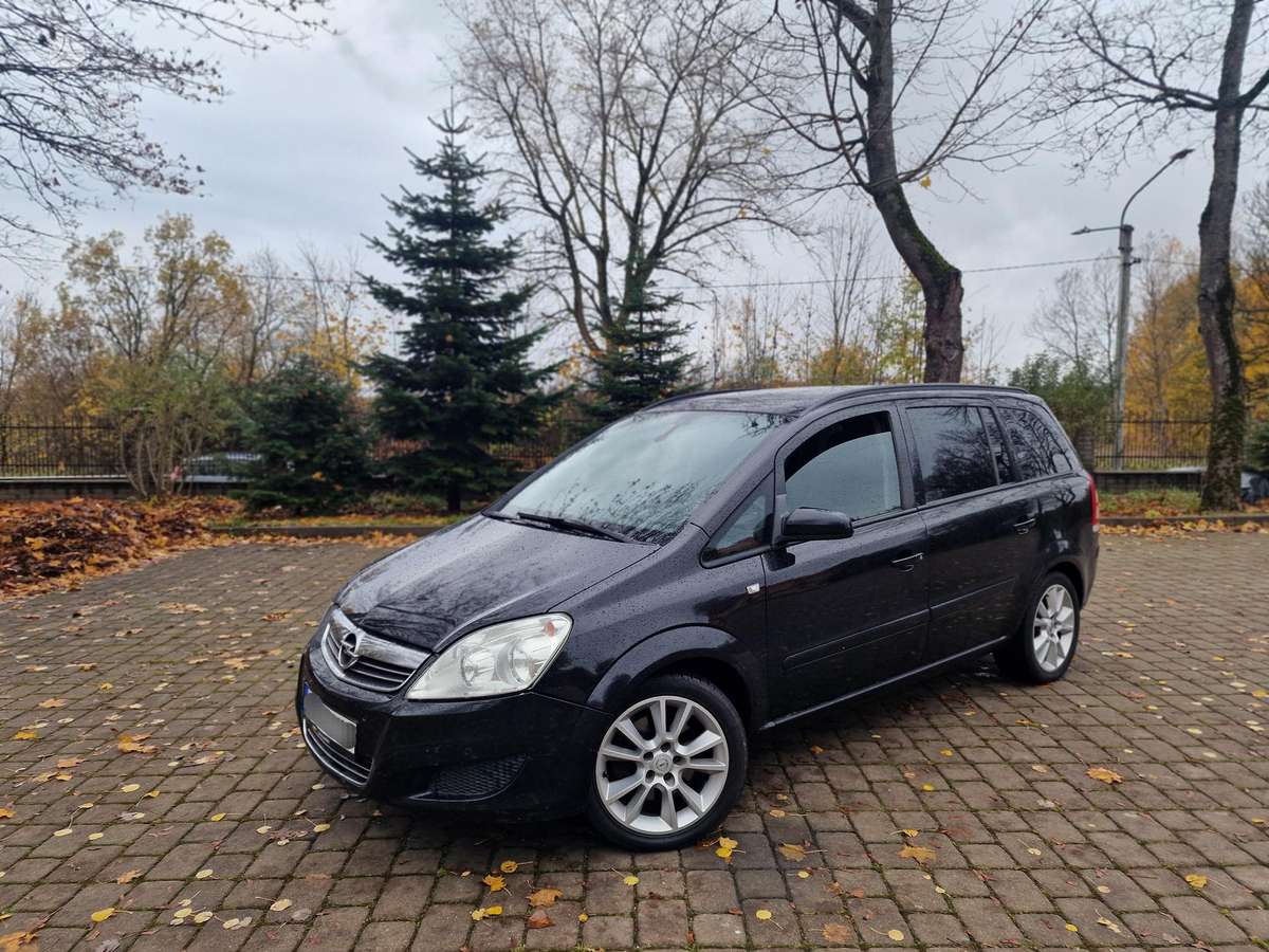 Opel Zafira 2009 — вигляд ззаду