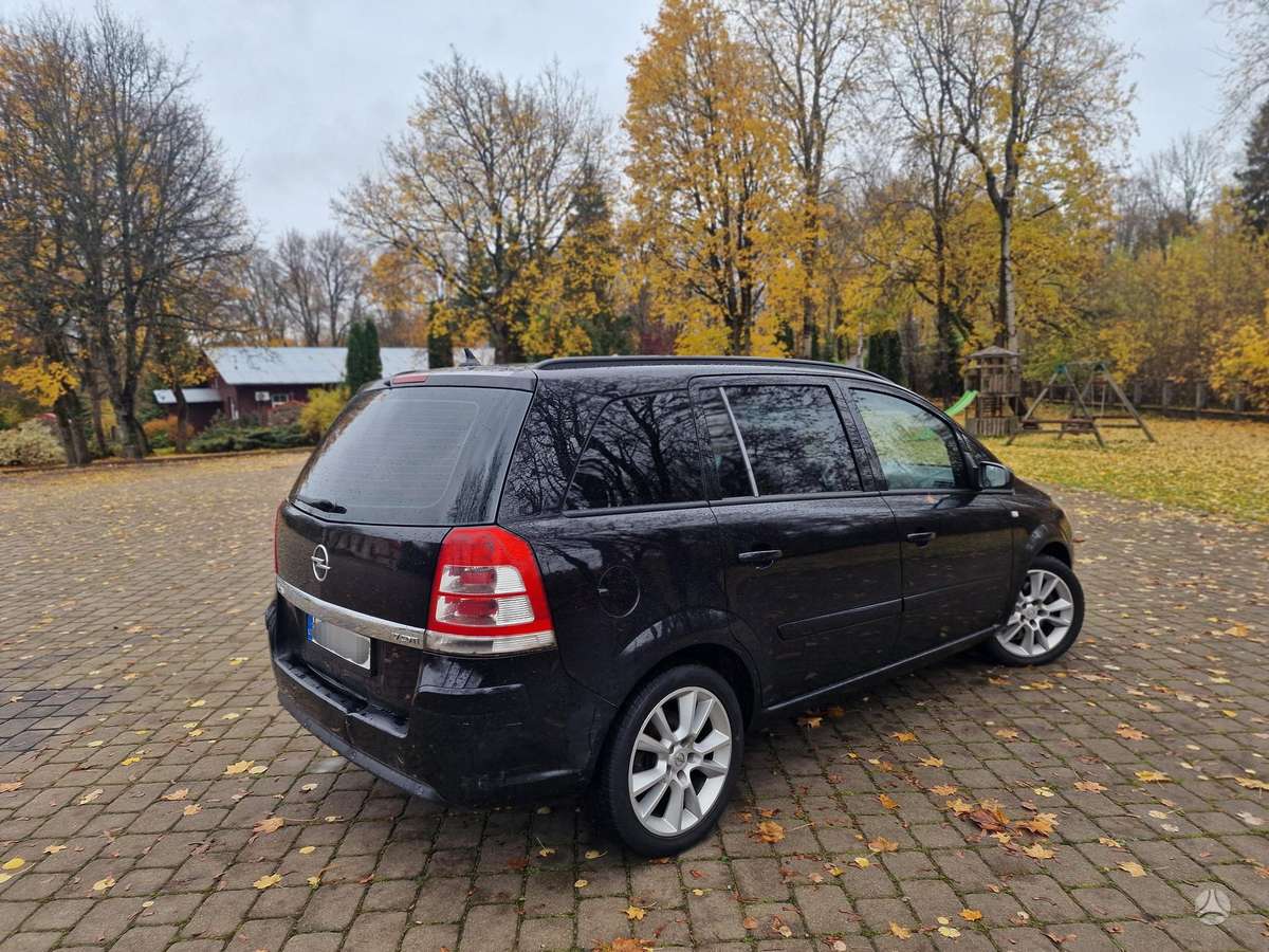 Opel Zafira 2009 — салон