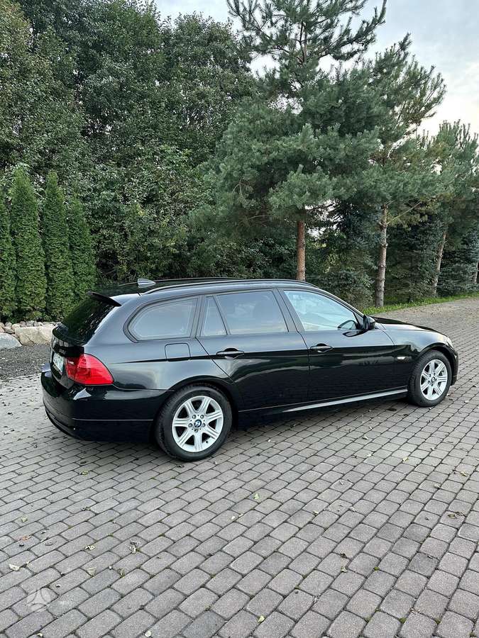 BMW 318 2011 — photo 10