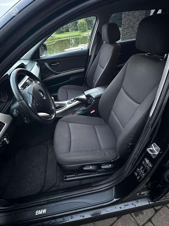 BMW 318 2011 — photo 12
