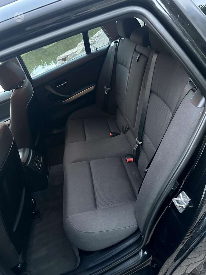 BMW 318 2011 — photo 14